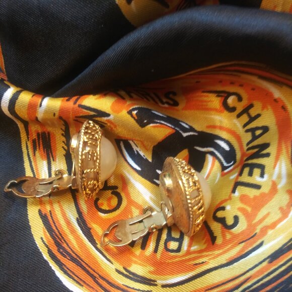 CHANEL Vintage 90s Faux Pearl Rope Logo Framed Button Earrings Clip-on - Picture 3 of 3